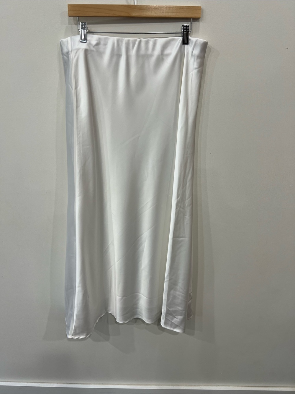 White Satin Maxi Slip Skirt XL
Elegant Bias Cut Flowy Satin Midi/Maxi Skirt - Picture 4 of 10